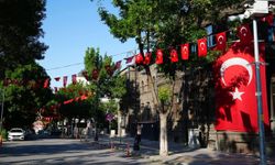 Kars’ta cadde ve sokaklar ay yıldızlı bayraklarla donatıldı: "Zaferin adı Türkiye"