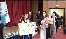Kars Kafkas Üniversitesi mezuniyet töreninde "Ali Koç İstifa" pankartı dikkat çekti