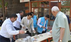 Akyaka’da Muharrem Ayı bereketi: Kaymakam Demirtaş vatandaşlara aşure dağıttı