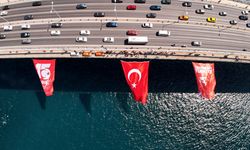 15 Temmuz'un 9. yılında İstanbul'da köprülere Türk Bayrağı asıldı