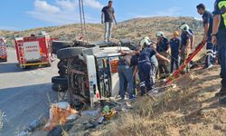 Kaza yapan aracın sürücüsü, araç içinde sıkıştı