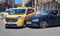Kars'ta maddi hasarlı trafik kazası meydana geldi