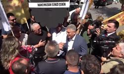 Esma Ersin siyah çelenkle gelen grubu çiçekle karşıladı