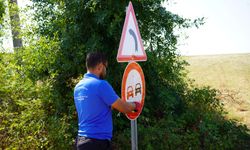 Kocaeli Büyükşehir’le kırsal ulaşımda levhalar yenileniyor