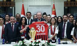 Cumhurbaşkanı Erdoğan, Yüksekovaspor Kadın Futbol Takımı’nı ağırladı