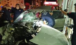 Adana’da otomobil mobilya mağazasına girdi: 1 yaralı