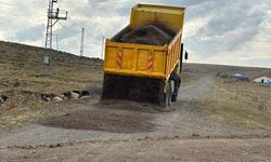 Susuz’da köy yollarında bakım ve onarım çalışmaları sürüyor
