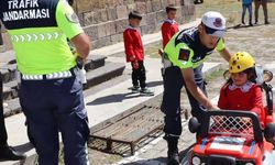 Kars'ta Jandarma'dan öğrencilere trafik güvenliği eğitimi verdi