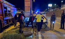 Kontrolden çıkan otomobil üst geçide çarptı: 2 genç hayatını kaybetti