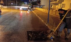 Burdur belediyesi yağmurdan sonra mazgalları temizledi