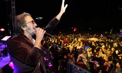 Yağmur yağdı, coşku dinmedi: Fettah Can sahnedeydi