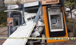 Ankara'da kaygan yolda kaza: Otomobil ATM'ye girdi