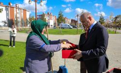 Başkan Özlü, “Bayrak Kahramını”nı taltif etti