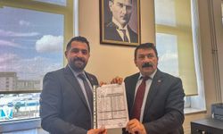 Kars CHP İl Başkanı Onur Uludaşdemir mazbatasını aldı