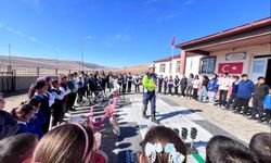 Kars İl Jandarmasından öğrencilere trafik bilinçlendirme semineri