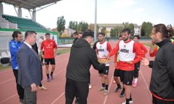 Kars Milletvekili Adem Çalkın'dan Kars 36 Spor’da maç öncesi tatlı ikramı