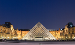 Louvre Müzesi soygun sonrası yeniden ziyaretçilere kapılarını açtı