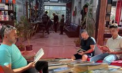 Serik'te kitapsever esnaf: Müşteriler sıra beklerken kitap okuyor