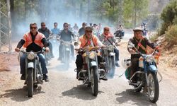 Kaş’ta klasik motosiklet tutkusu sosyal medyayı sallıyor