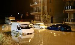 İzmir Bergama’da sağanak yaşamı felç etti