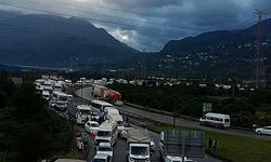 Payas-Adana otoyolu’nda sel alarmı: Trafik tek yönden sağlanıyor