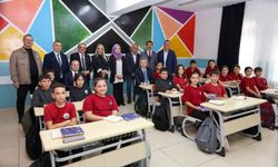 Öğrenciler tulumla karşıladıkları Vali Ergün’den halı saha istediler