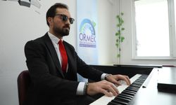 Görmeyen gözlerle değil, hisseden kalple çalıyor