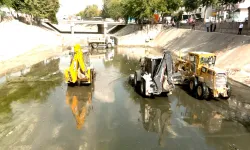 ASKİ, Sarıçam Deresi’nde Biriken atıkları temizledi