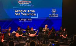 Bakan Bak Gençler Ses Yarışmasında Şarkı Söyledi