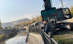 Digor Kaymakamı Ahmed Tayyib Kahraman, çay temizliğini yerinde inceledi