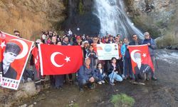 Kars’ta 100 dağcı Susuz Şelalesi’ne yürüdü