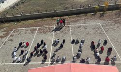 Kars’ın Selim ilçesine bağlı Büyük Oluklu İmam Hatip Ortaokulu öğrencilerden Filistin’e destek