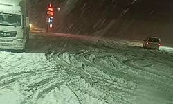 Kar yağışı Sivas’ta sürücülere zor anlar yaşattı