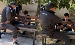 Uyurken bacağını banka sıkıştırdı, itfaiye kurtardı