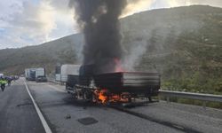 Manavgat’ta mermer yüklü tır alev alev yandı