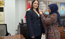 AK Parti’ye Rus asıllı yeni katılım: Rozeti gündüz taktı