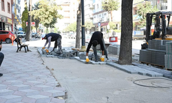 Kaldırımlar aydınlatmalı olarak yenileniyor