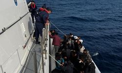 İzmir açıklarında 64 düzensiz göçmen kurtarıldı