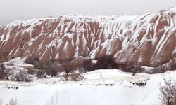 Kapadokya beyaza büründü: Mevsimin ilk karı peribacalarına düştü