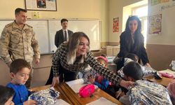 Cumhuriyet Savcısı Kılınç ve Psikolog Uyan'ın ördükleri atkılar, minik öğrencilerin içini ısıttı