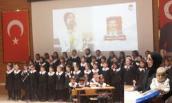 Öğretmenler Günü dolayısıyla yapılan törende Merve öğretmen, kürsüde çocuğuyla konuşma yaptı