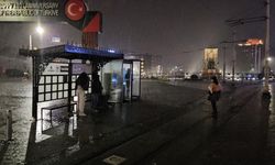 İstanbul’da gece boyu etkili olan sağanak hayatı felç etti: Yollar göle döndü, araçlar yolda kaldı
