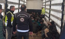 Amasya’da TIR’ın dorsesinden 42 kaçak göçmen çıktı