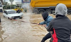 Bodrum’da sağanak: Rögarlar taştı, caddeler göle döndü