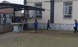 Cami avlusunda antrenman yapıyorlar