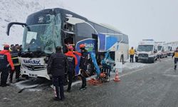 Erzincan’da yolcu otobüsü tıra çarptı: 3 yaralı