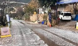 Kaş’ta kış ortasında dolu