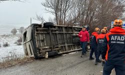 Sivas’ta öğrenci servisi devrildi: 15 yaralı