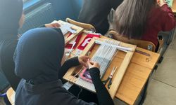 “Kars’ta Liseliler Unutulan Halı Dokuma Sanatını İlmek İlmek Geleceğe Taşıyor”