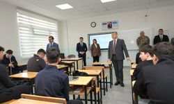 Artvin Valisi Ergün, kent merkezindeki okullarda incelmelerde bulundu